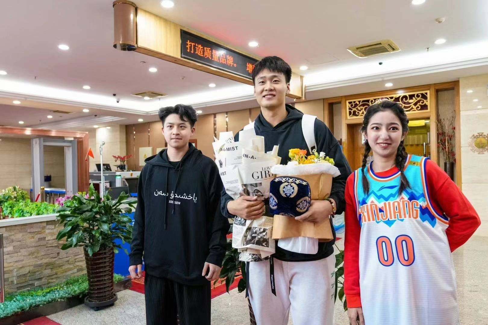 与此同时，叶辰也已经躲开了其他人围攻的包围圈。